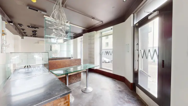 Briskeby/Frogner: Attraktivt hjørnelokale med store vinduer og god profilering.