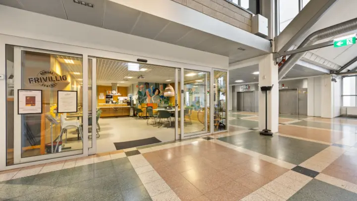 Butikk/Service/Kontor - BTA ca. 130 kvm - Hjørnelokale med god eksponering - Moderne standard - Romsås Senter